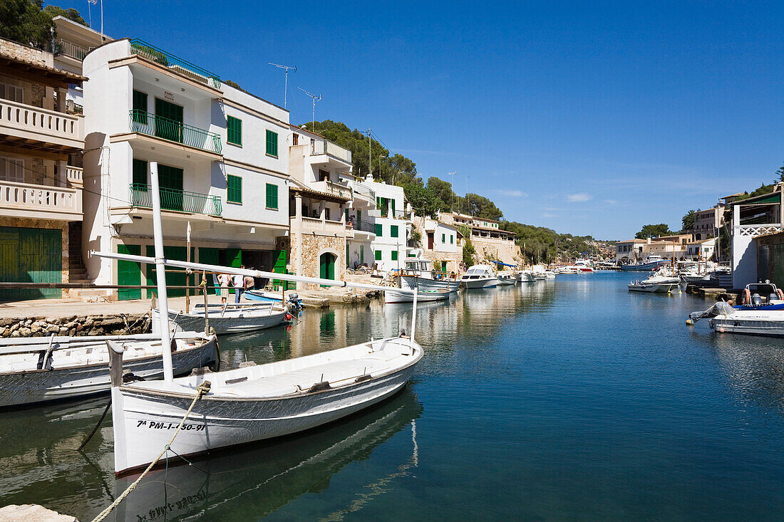 Boote im Hafen im Sonnenlicht, Cala Figuera, Mallorca, Balearen, Mittelmeer, Spanien, Europa