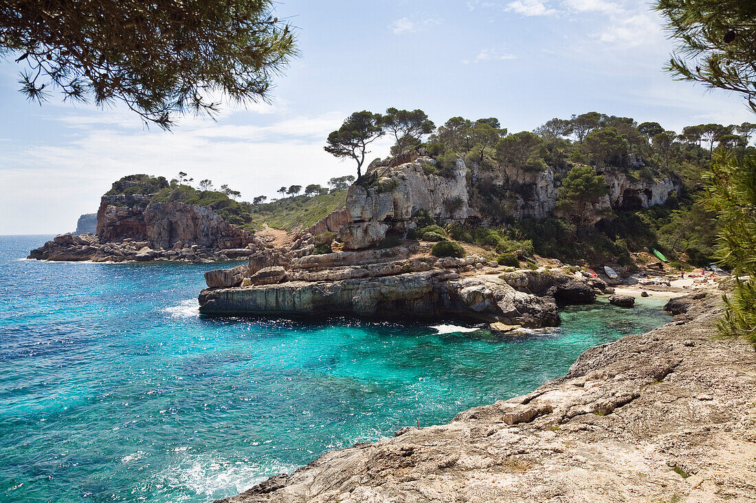 Badebucht in der Cala s'Almonia im Sonnenlicht, Mallorca, Balearen, Mittelmeer, Spanien, Europa