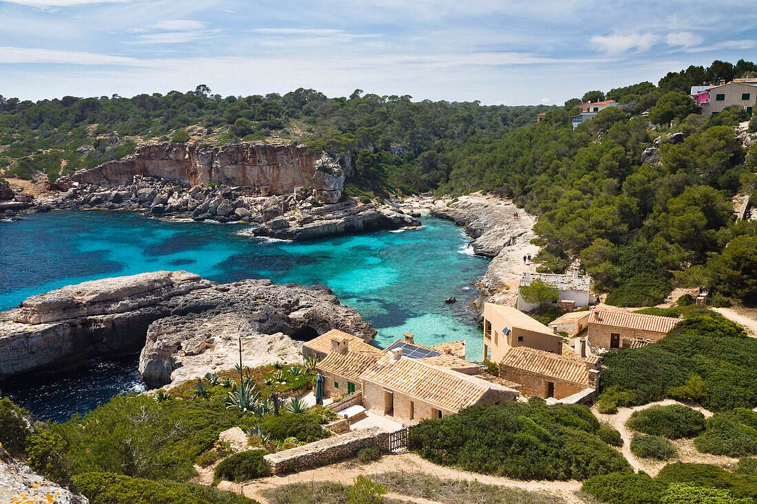 Häuser an der Küste unter Wolkenhimmel, Cala s'Almonia, Mallorca, Spanien, Europa