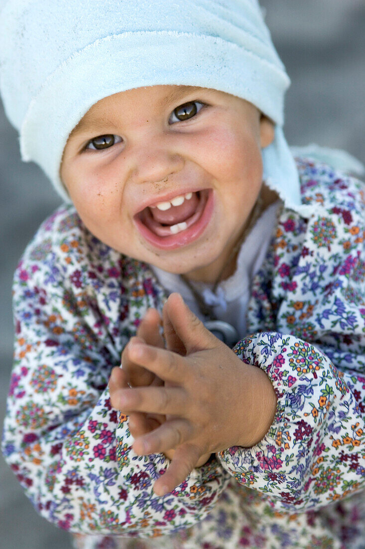Portrait eines lachenden kleinen Mädchens, Punta Conejo, Baja California Sur, Mexiko, Amerika