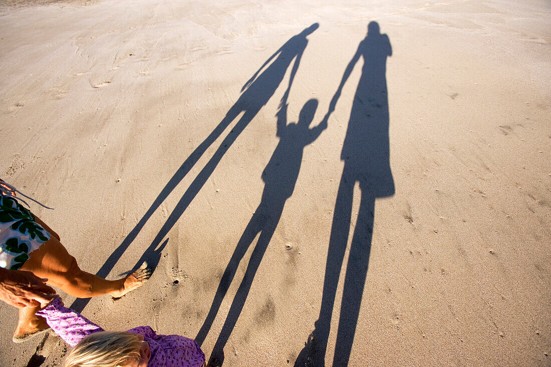 Blick auf den Schatten einer Familie im Sand, Punta Conejo, Baja California Sur, Mexiko, Amerika