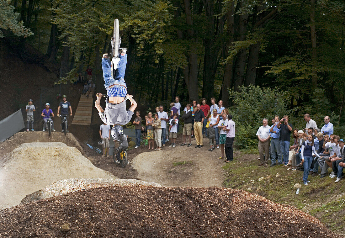 Jugendlicher springt einen backflip mit Dirt-bike, Dirt Park Starnberg, Bayern, Deutschland