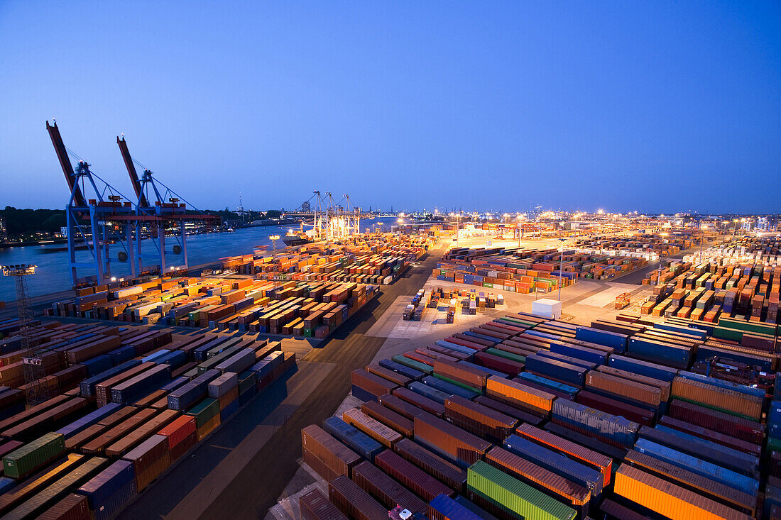 Blick über Containerhafen bei Nacht, Hamburger Hafen, Deutschland
