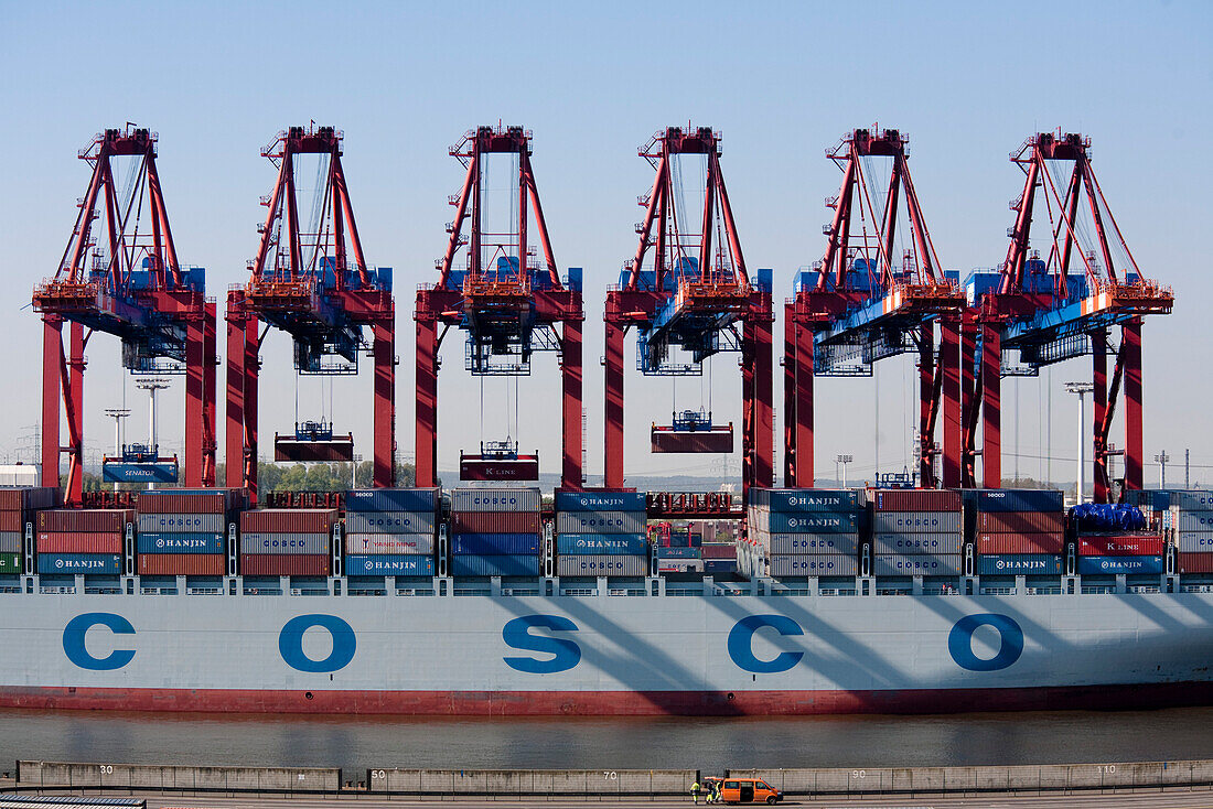 Schiff an einer Containerbrücke, Hamburger Hafen, Deutschland