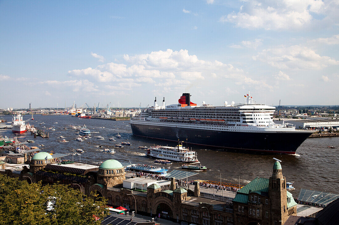 Queen Mary 2 bei den Landungsbrücken, Hamburg, Deutschland