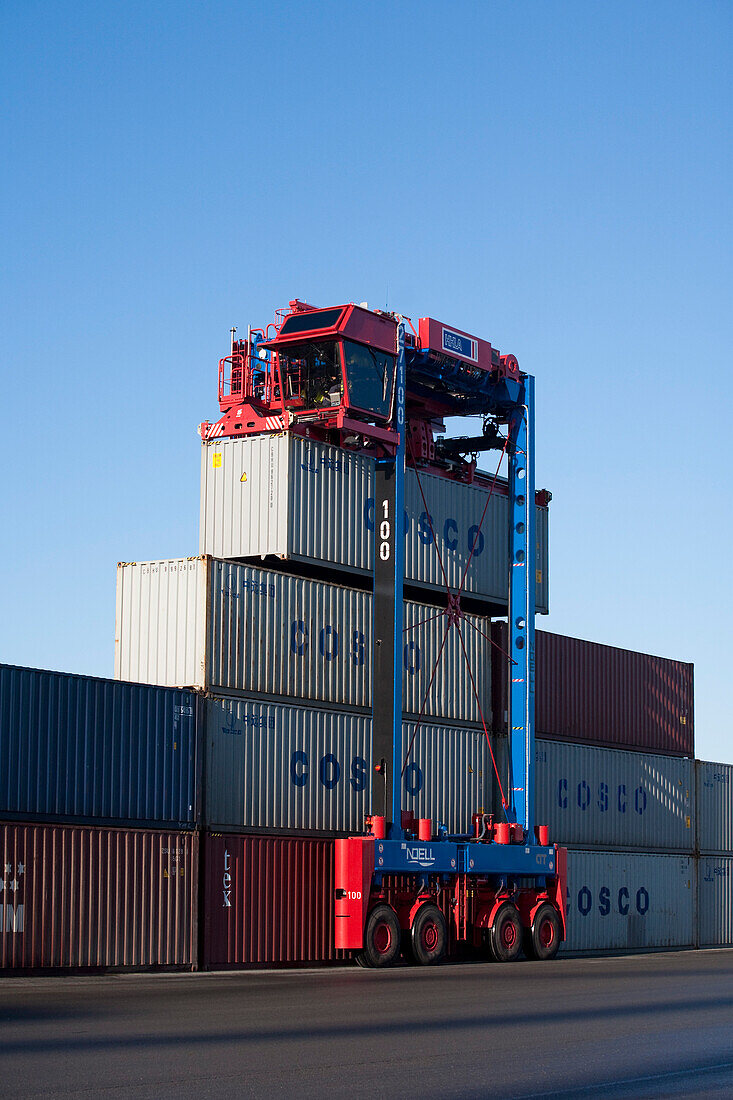 Portalstapler stapelt Container, Hafen, Hamburg, Deutschland