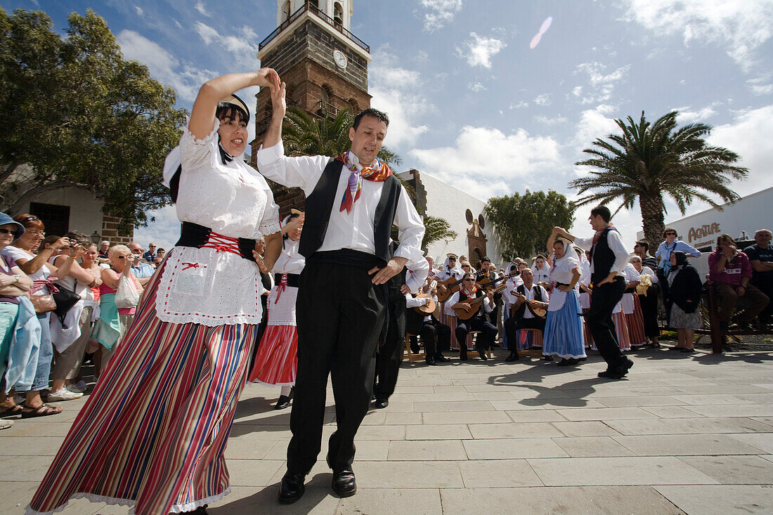 Folk dance on the market square at the sunday market, Teguise, Lanzarote, Canary Islands, Spain, Europe