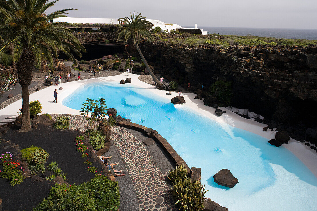 Pool mit Palmen, vulkanische Höhle, Lava-Tunnel, Jameos del Agua, architect Cesar Manrique, UNESCO Biosphärenreservat, Lanzarote, Kanarische Inseln, Spanien, Europa