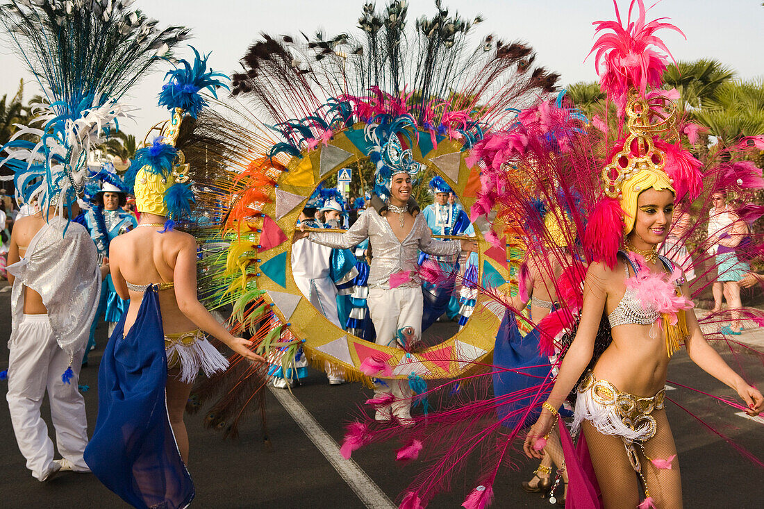 Tänzer bei der Karnevalsumzug, Gran Coso de Carnaval, Costa Teguise, Lanzarote, Kanarische Inseln, Spanien, Europa