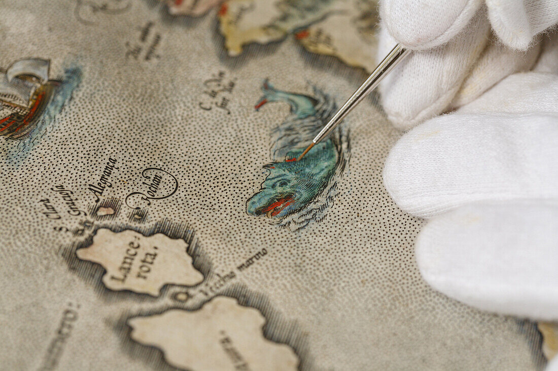 Eine Person restauriert Dokument, Landkarte, Centro de Conservacion y Restauracion de Documentos Graficos, Santa Cruz de La Palma, La Palma, kanarische Inseln, Spanien, Europa