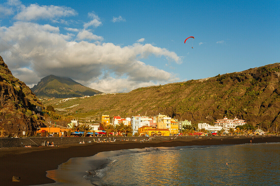 Pico Bejenado (1857m), Gipfel des erloschenen Vulkankraters Caldera de Taburiente und Strand mit Gleitschirmflieger, Puerto de Tazacorte, UNESCO Biosphärenreservat, Atlantik, La Palma, kanarische Inseln, Spanien, Europa