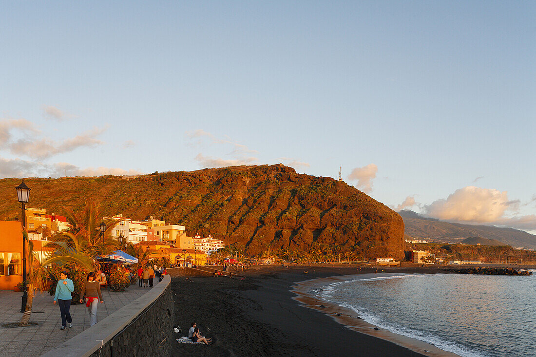Strandpromenade and Strand bei Sonnenuntergang, Puerto de Tazacorte, UNESCO Biosphärenreservat, Atlantik, La Palma, kanarische Inseln, Spanien, Europa
