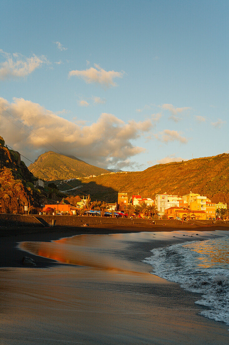 Pico Bejenado (1857m), Gipfel des erloschenen Vulkankraters Caldera de Taburiente und Strand, Puerto de Tazacorte, UNESCO Biosphärenreservat, Atlantik, La Palma, kanarische Inseln, Spanien, Europa