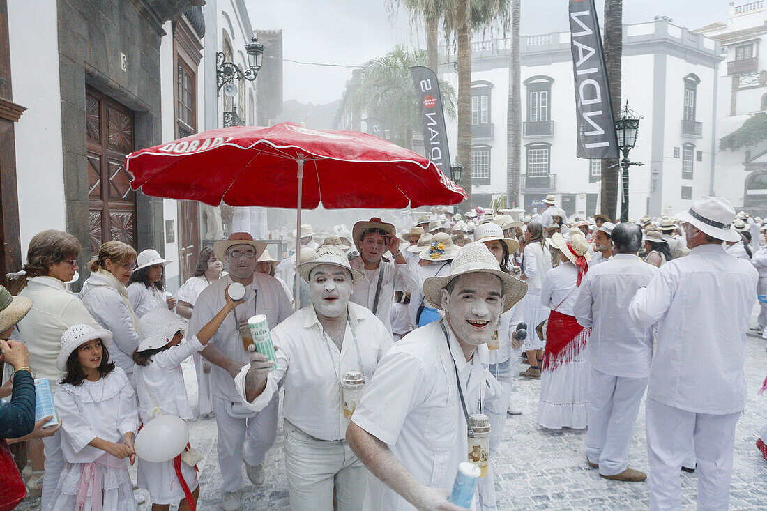 Talcum powder battle, local festival, revival of the homecoming for emigrants, Fiesta de los Indianos, Santa Cruz de La Palma, La Palma, Canary Islands, Spain, Europe