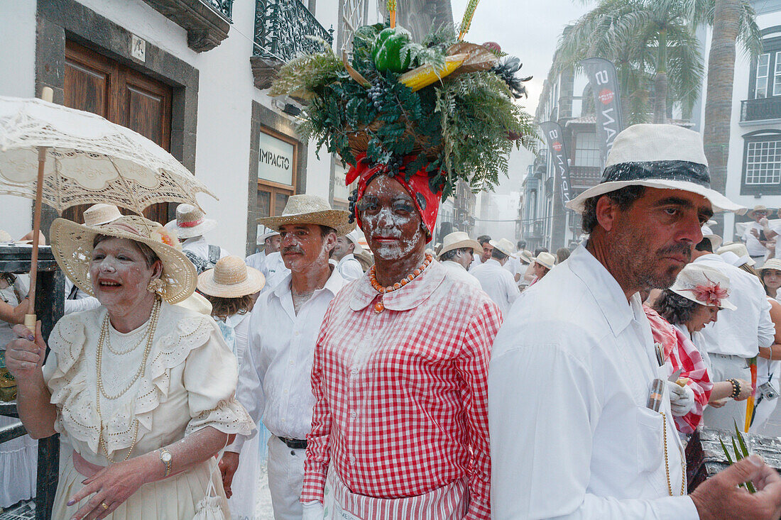 Talcum powder battle, local festival, revival of the homecoming for emigrants, Fiesta de los Indianos, Santa Cruz de La Palma, La Palma, Canary Islands, Spain, Europe