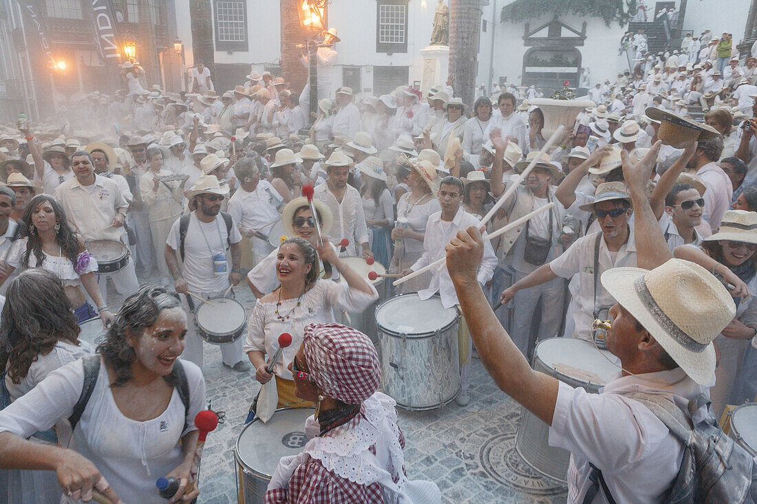 Drums at the talcum powder battle, local festival, revival of the homecoming for emigrants, Fiesta de los Indianos, Santa Cruz de La Palma, La Palma, Canary Islands, Spain, Europe