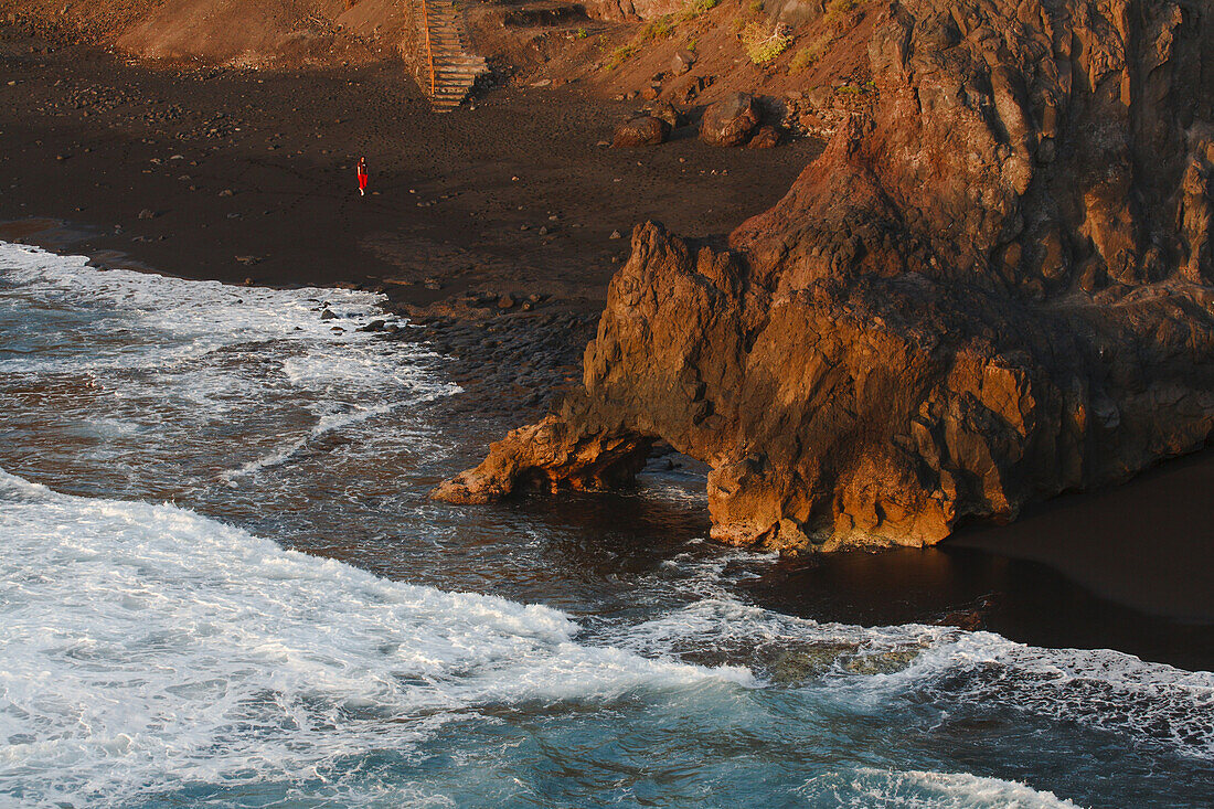 Punta de la Zamora, Playa de La Zamora, beach and natural arch, volcanic rock formation, west coast, near Las Indias, UNESCO Biosphere Reserve, Atlantic ocean, La Palma, Canary Islands, Spain, Europe