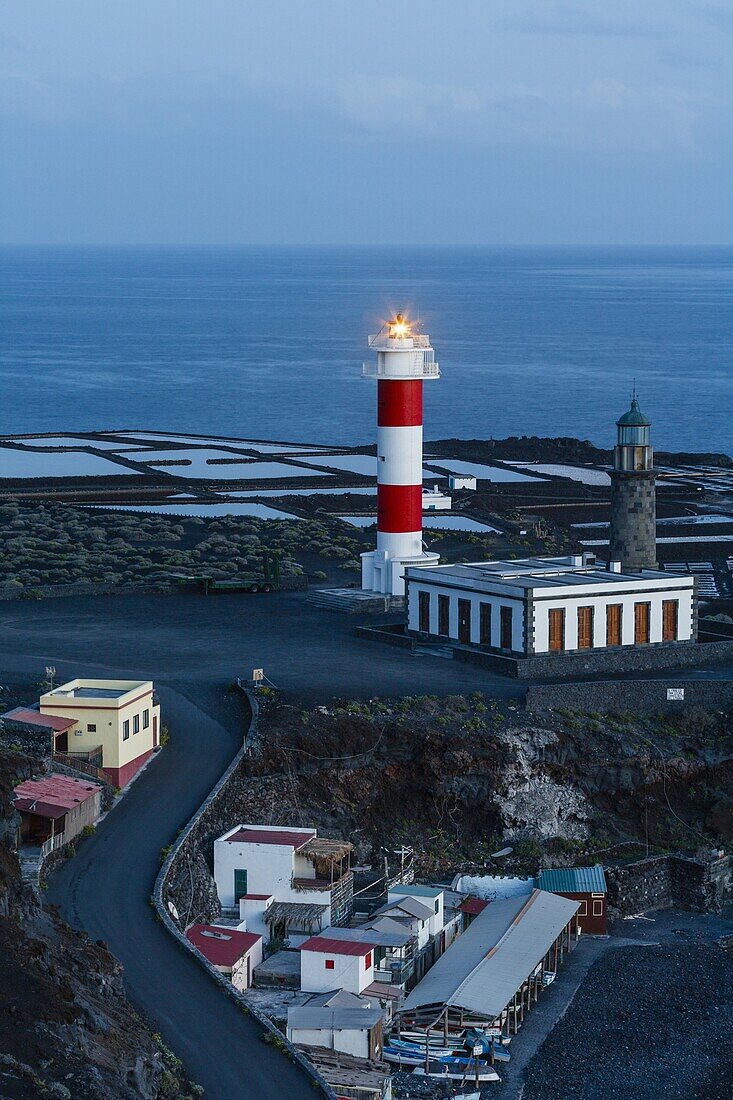 Alter und neuer Leuchtturm, Faro de Fuencaliente und Salinen, Fischerhafen, Punta de Fuencaliente, Naturschutzgebiet, Monumento Natural de los Volcanes de Teneguia, UNESCO Biosphärenreservat, Atlantik, Meer, La Palma, kanarische Inseln, Spanien, Europa