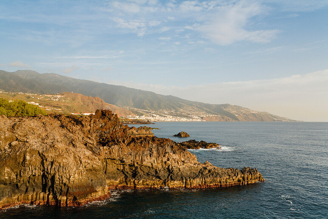 Küstenlandschaft bei Los Cancajos, Santa Cruz de la Palma und Ostseite der Caldera de Taburiente im Hintergrund, Ostküste, UNESCO Biosphärenreservat, Atlantik, La Palma, kanarische Inseln, Spanien, Europa