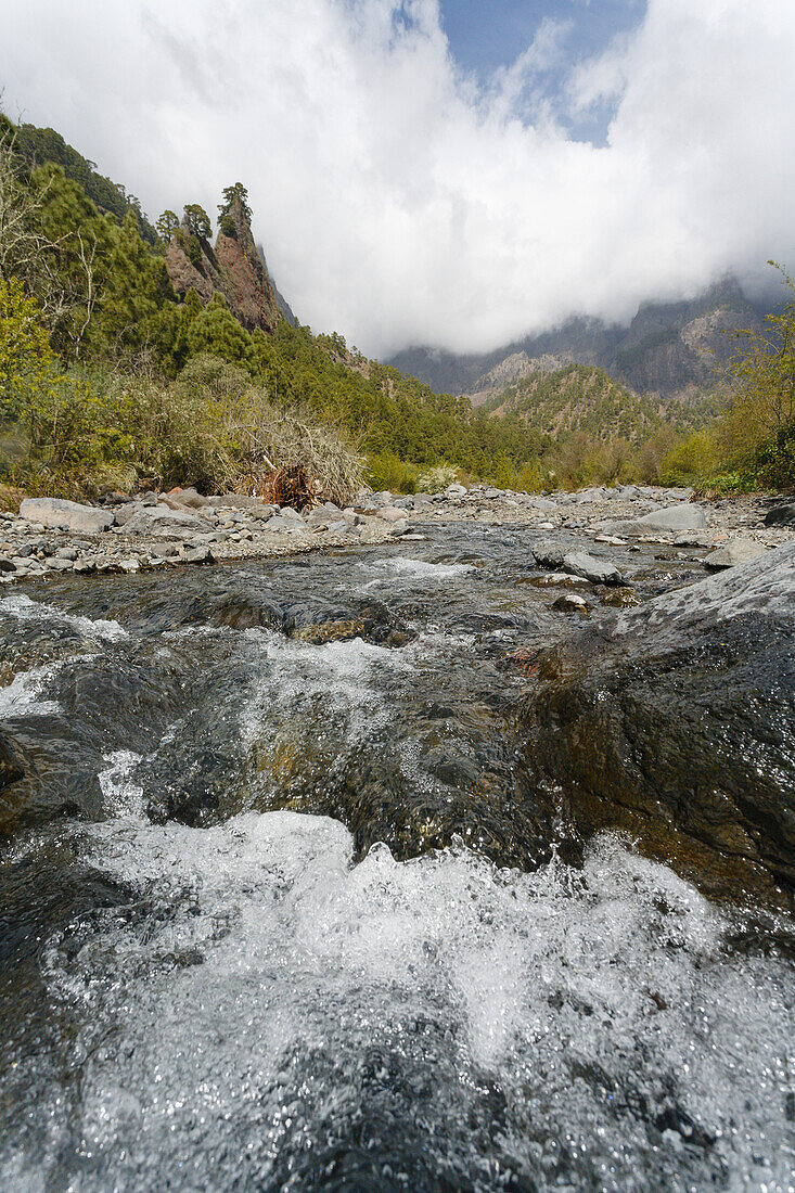 Fluß und Berglandschaft, Rio de Taburiente, Playa de Taburiente, vulkanische Felsformation, Roque Huso, Nationalpark, Parque Nacional Caldera de Taburiente, Riesenkrater eines erloschenen Vulkans, Caldera de Taburiente, Naturschutzgebiet, UNESCO Biosphäre