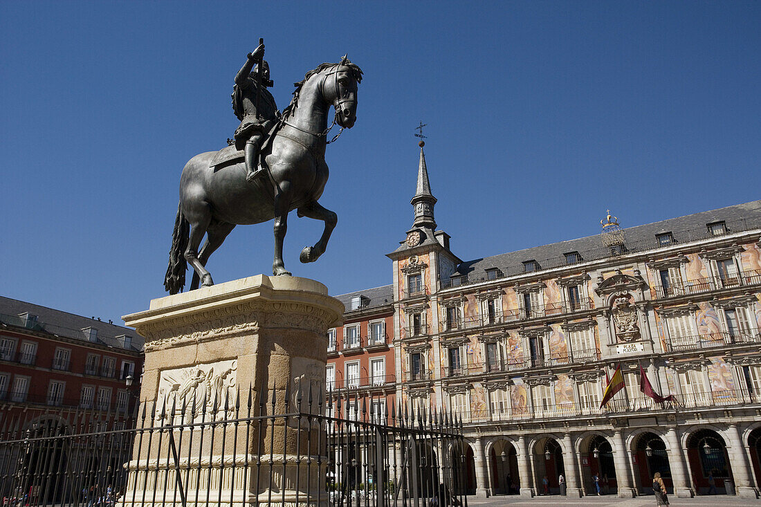 Spain,  Madrid,  Centro,  Plaza Mayor,  view of Felipe III memorial and Casa de la Panadería