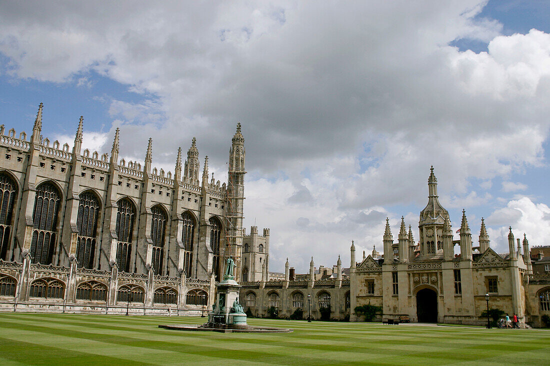 King´s College,  King´s College Chapel,  Front Court,  Statue of Henry VI,  Gatehouse,  Cambrigde,  Cambrigdeshire,  England,  Great Britain