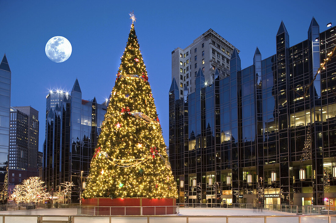 CHRISTMAS TREE LIGHTS PPG PLAZA ICE RINK DOWNTOWN PITTSBURGH PENNSYLVANIA USA
