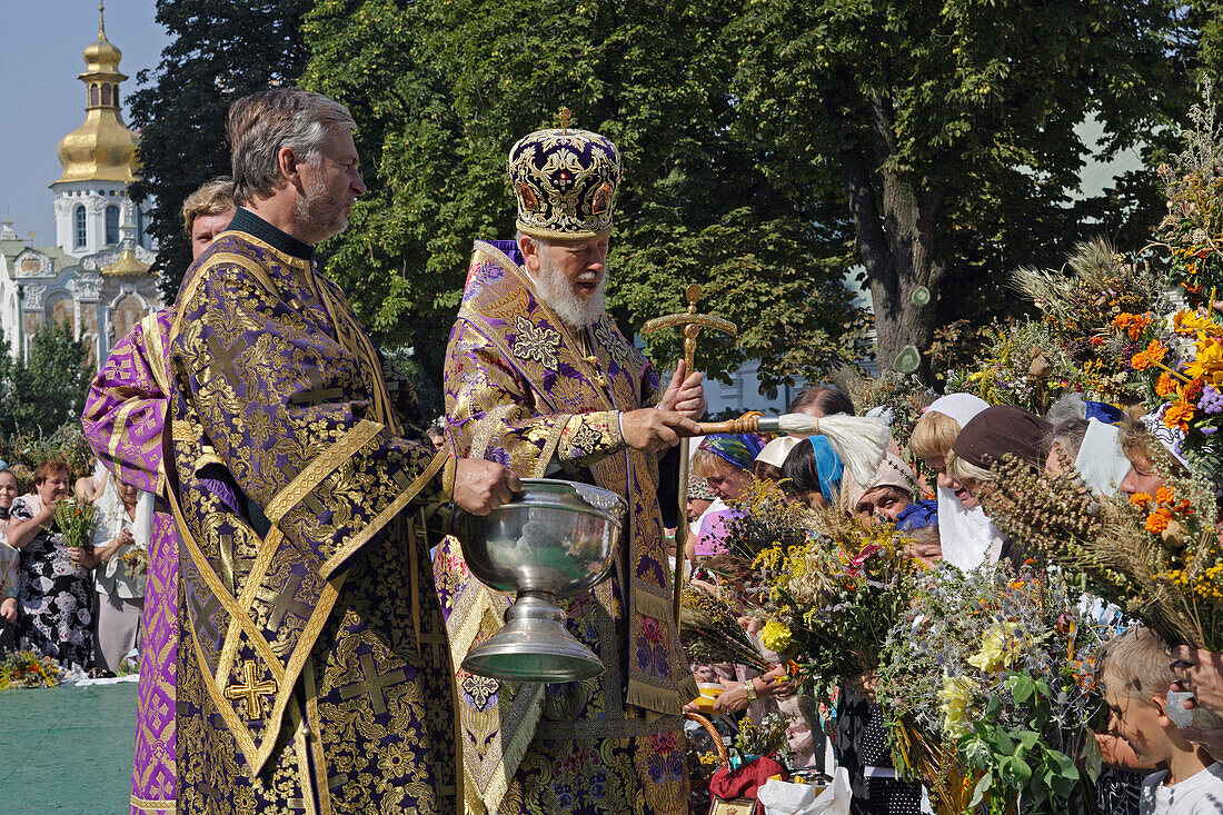 Kiev-Pechersk Lavra, celebration of the Assumption, 14 August, blessing of herbs and honey, Metropolitan Vladimir, Kiev, Ukraine