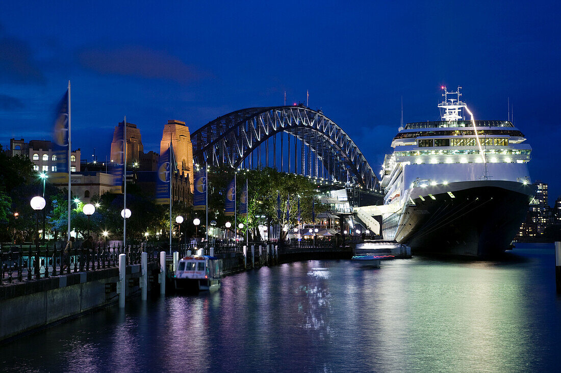Australia - New South Wales (NSW) - Sydney: Cruise ship ´Amsterdam´ in Sydney Harbor in the evening
