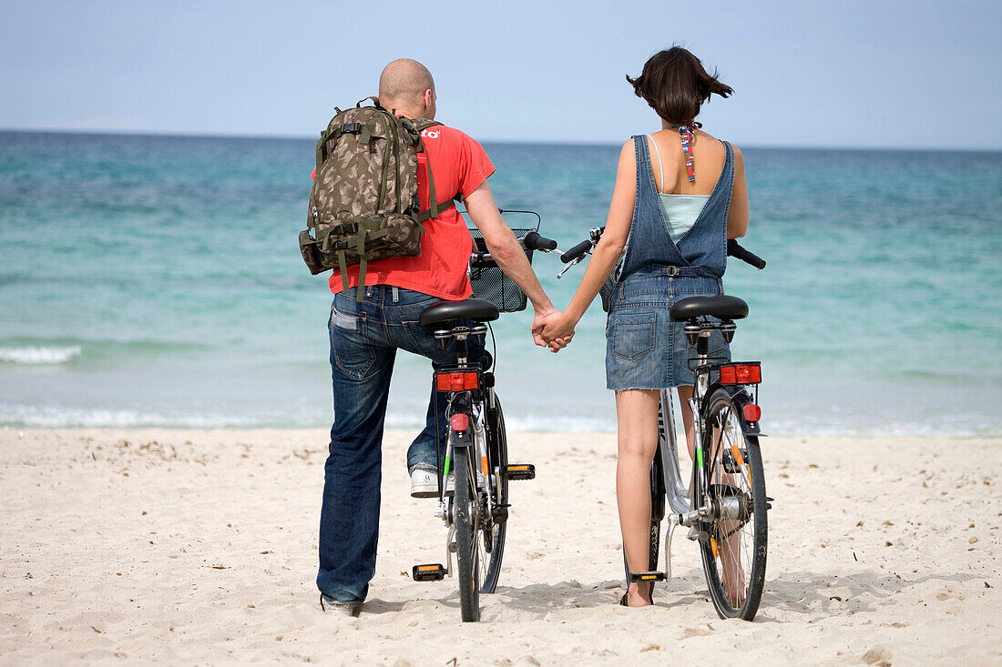 Adult, Adults, back view, Backpack, Backpacks, beach, beaches, bicycle, bicycles, bike, bikes, biking, Calm, Calmness, Color, Colour, Contemporary, couple, couples, cycle, cycles, Daytime, exterior, female, Full body, Full length, Full-body, Full-length, 