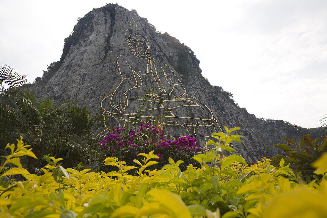 Buddha Berg unter Wolkenhimmel, Provinz Chonburi, Thailand, Asien