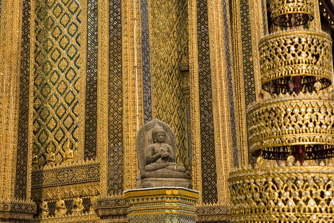 Statue und goldene Ornamentik des Königspalasts, Bangkok, Thailand, Asien