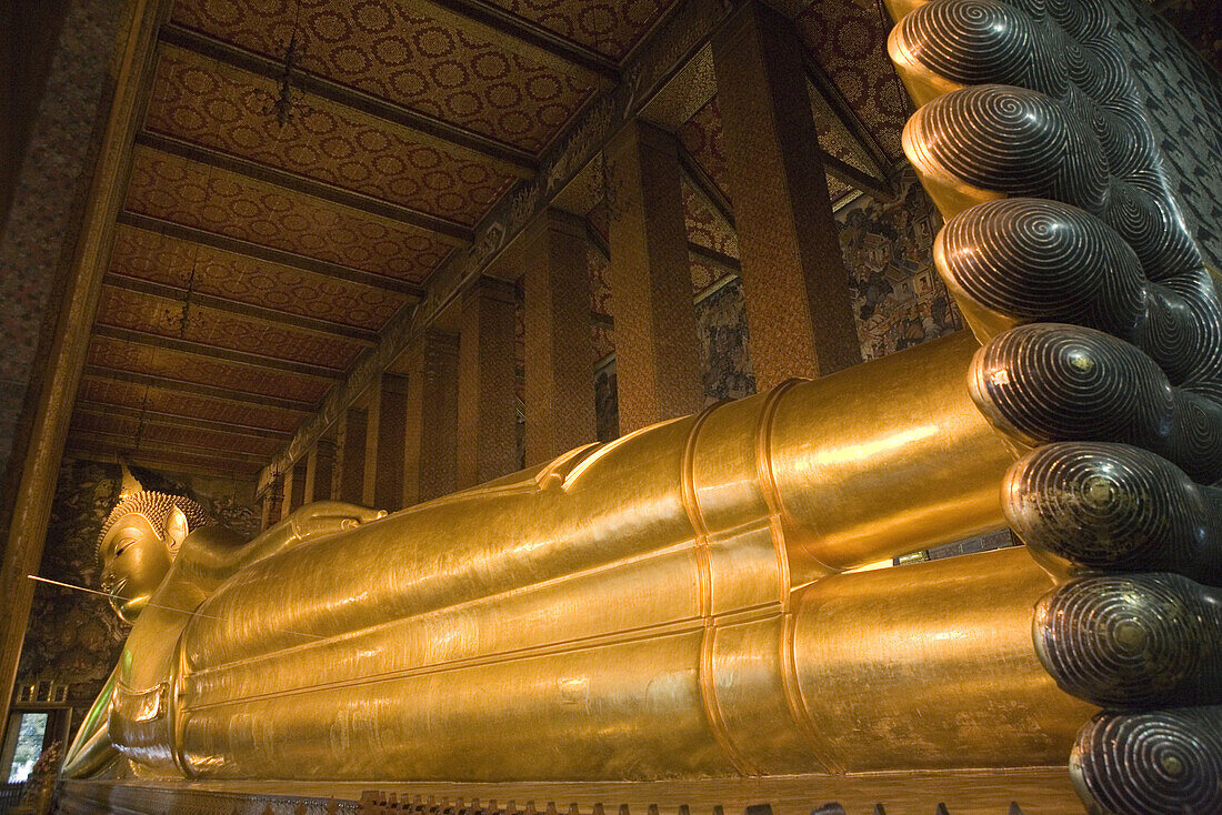 Liegende Buddhafigur im Wat Po, Bangkok, Thailand, Asien