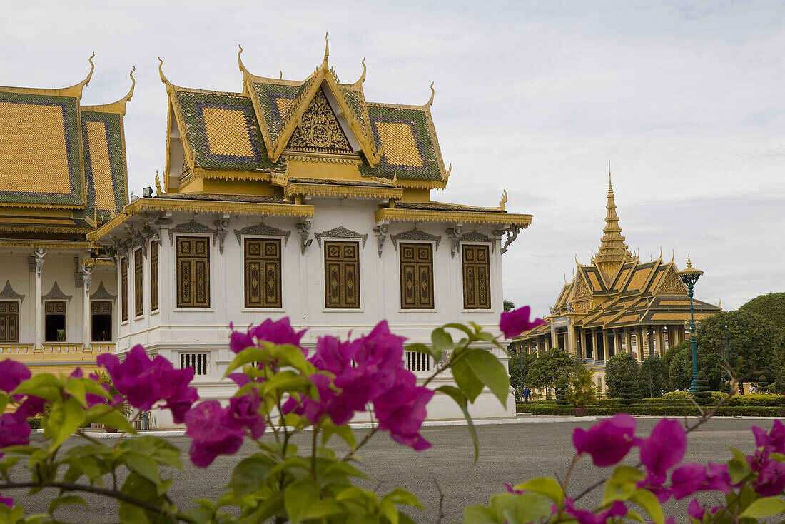 Silberpagode beim Königspalast unter Wolkenhimmel, Phnom Penh, Kambodscha, Asien