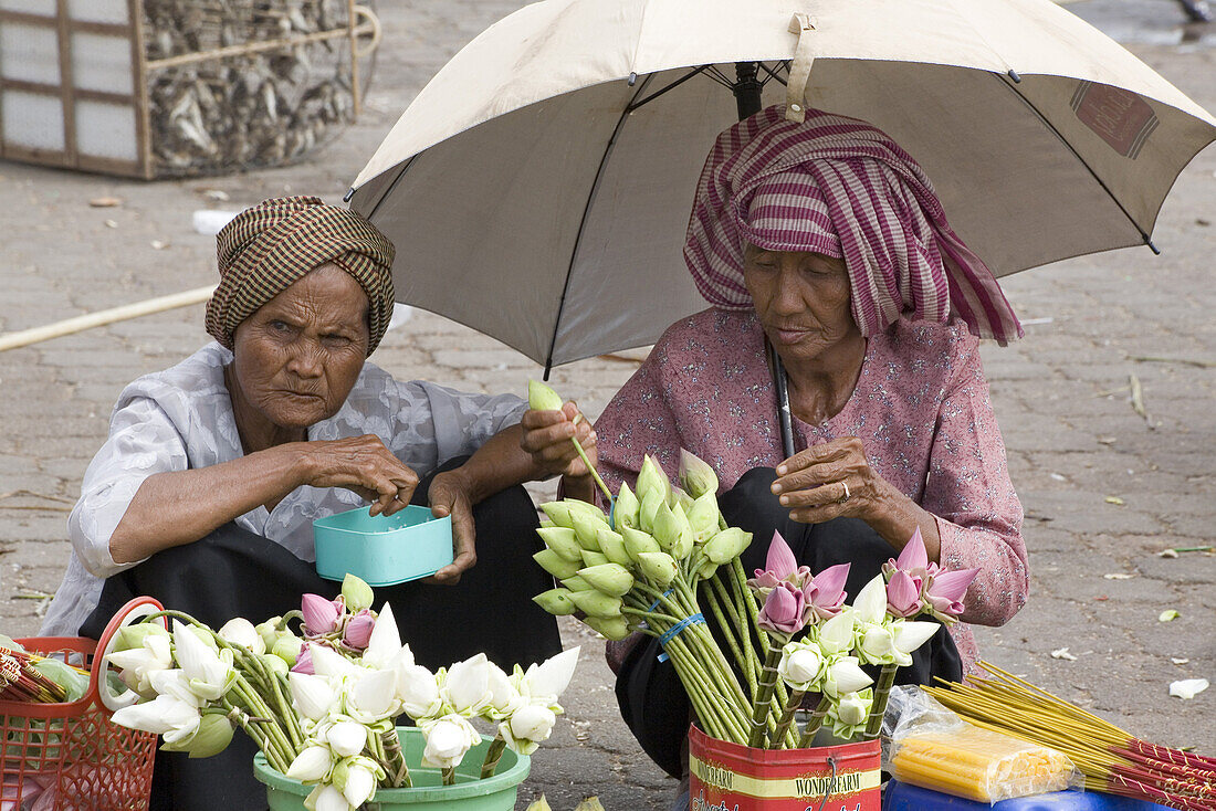 Kambodschanische Frauen mit Lotusblumen auf dem Markt in Phnom Penh, Kambodscha, Asien