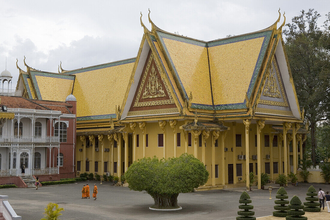 Building next to the Royal Palace, Phnom Penh, Cambodia, Asia