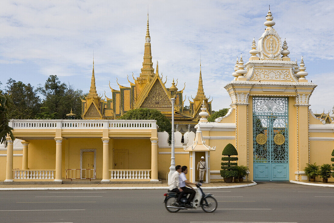 Der Eingang zum Königspalast unter Wolkenhimmel, Phnom Penh, Kambodscha, Asien