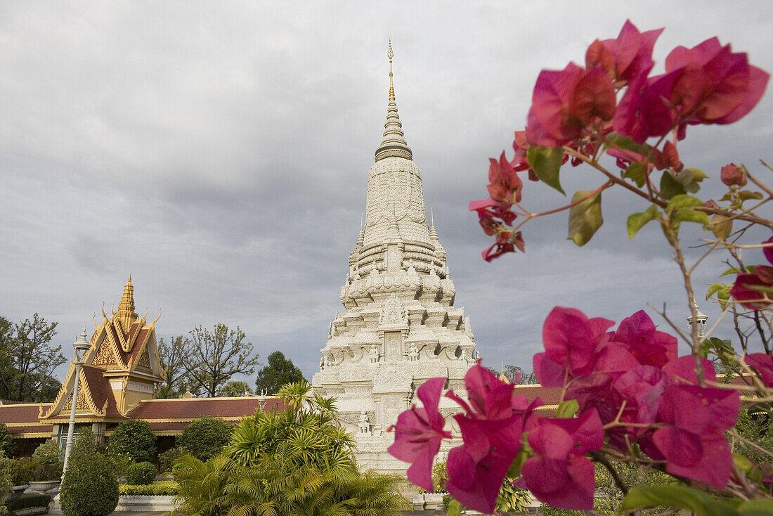 Blumen vor einer Stupa unter grauen Wolken, Phnom Penh, Kambodscha, Asien
