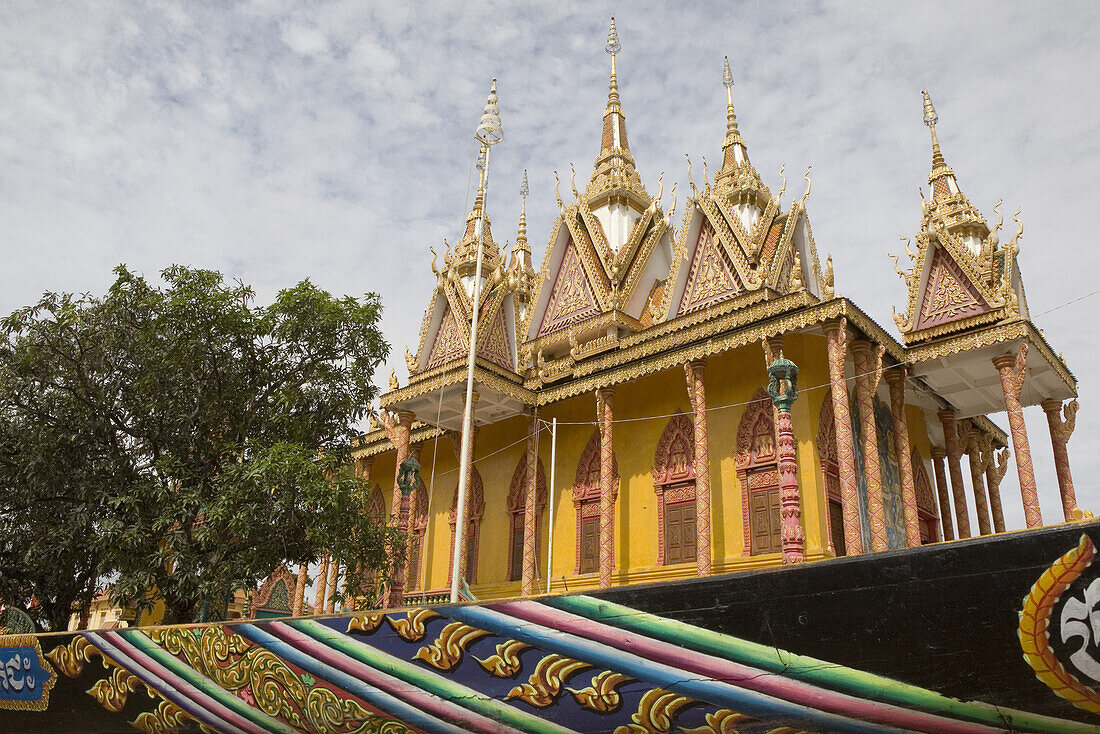 Buddhistischer Tempel unter Wolkenhimmel, Udong, Provinz Phnom Penh, Kambodscha, Asien