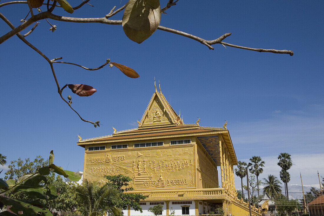 Buddhistischer Tempel im Sonnenlicht nördlich von Phnom Penh, Kambodscha, Asien