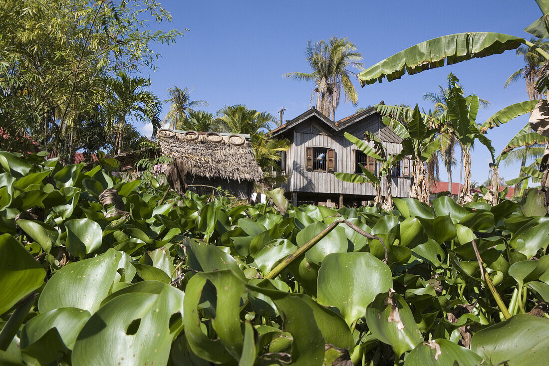 Hütten auf Stelzen auf der Insel Koh Deik im Fluss Mekong, Kambodscha, Asien