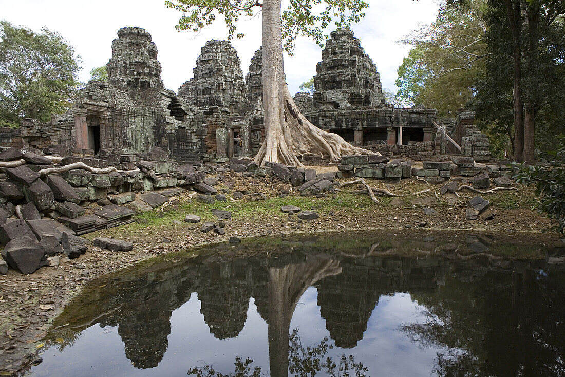 Tempelruinen an einem Teich in Angkor, Provinz Siem Reap, Kambodscha, Asien