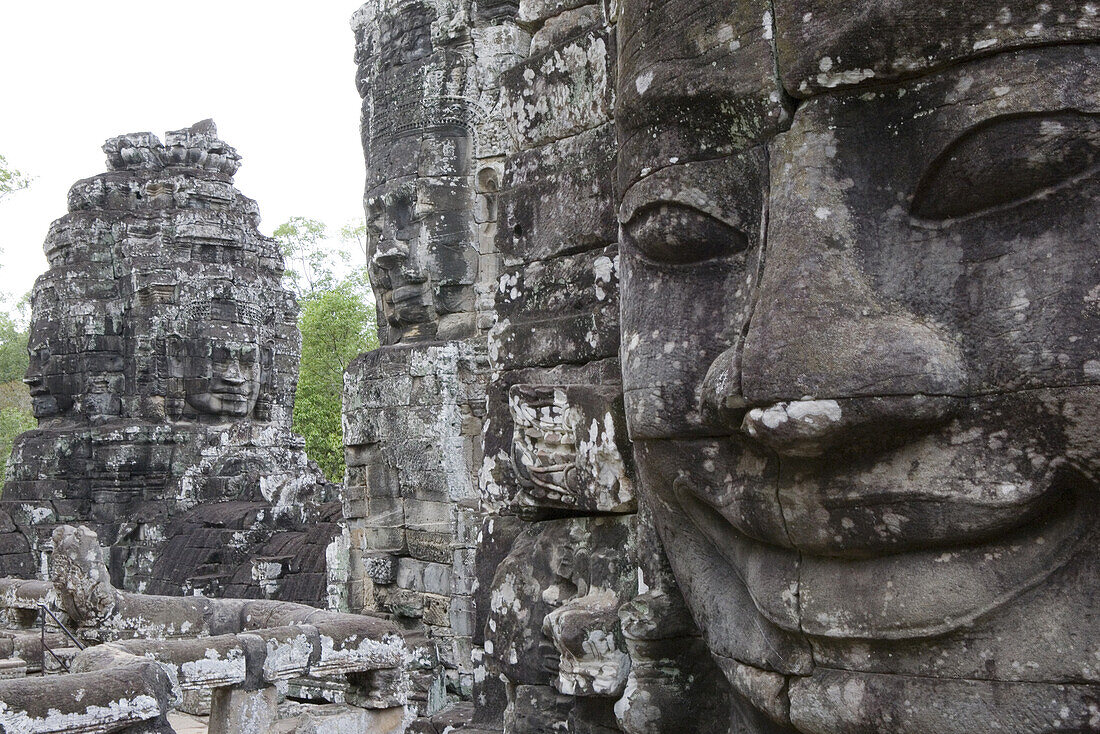 Steingesichter des Bodhisattva Lokeshvara in der Tempelanlage Bayon in Angkor, Provinz Siem Reap, Kambodscha, Asien