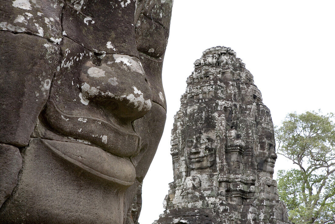 Steingesichter des Bodhisattva Lokeshvara in der Tempelanlage Bayon in Angkor, Provinz Siem Reap, Kambodscha, Asien