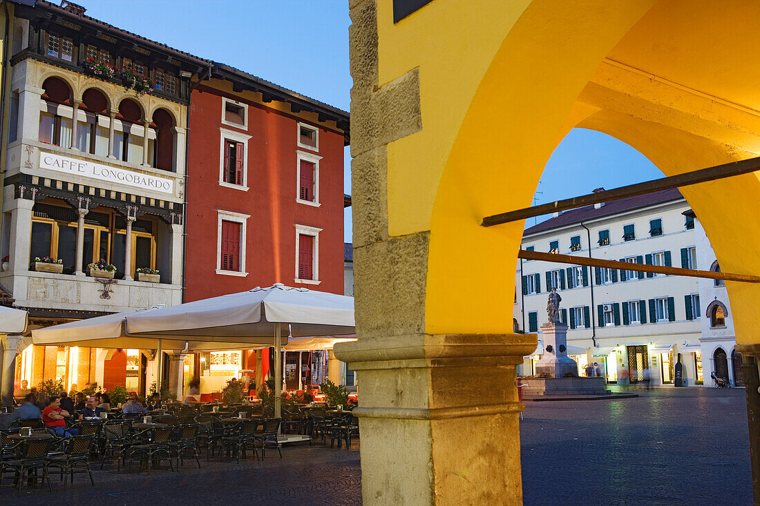Ein Abend auf der Piazza Paolo Diacono in Cividale del Friuli, Friaul-Julisch Venetien, Italien