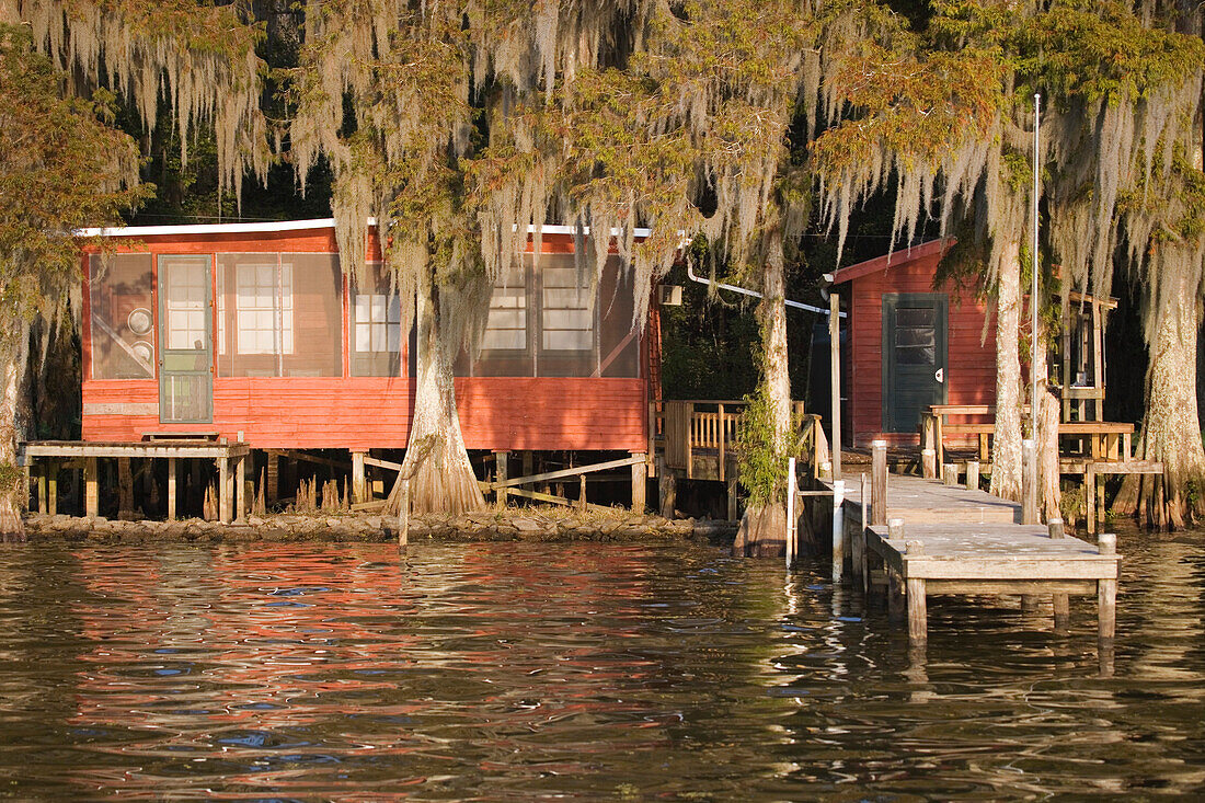 Wochenendhäuser bei Attakapas Landing am Lake Verret, bei Pierre Part, Louisiana, Vereinigte Staaten, USA