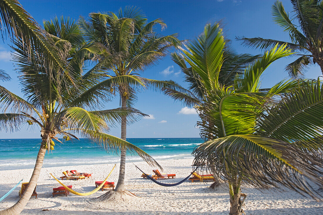 Strand des Om Tulum Resort in Tulum, Bundesstaat Quintana Roo, Halbinsel Yucatan, Mexiko