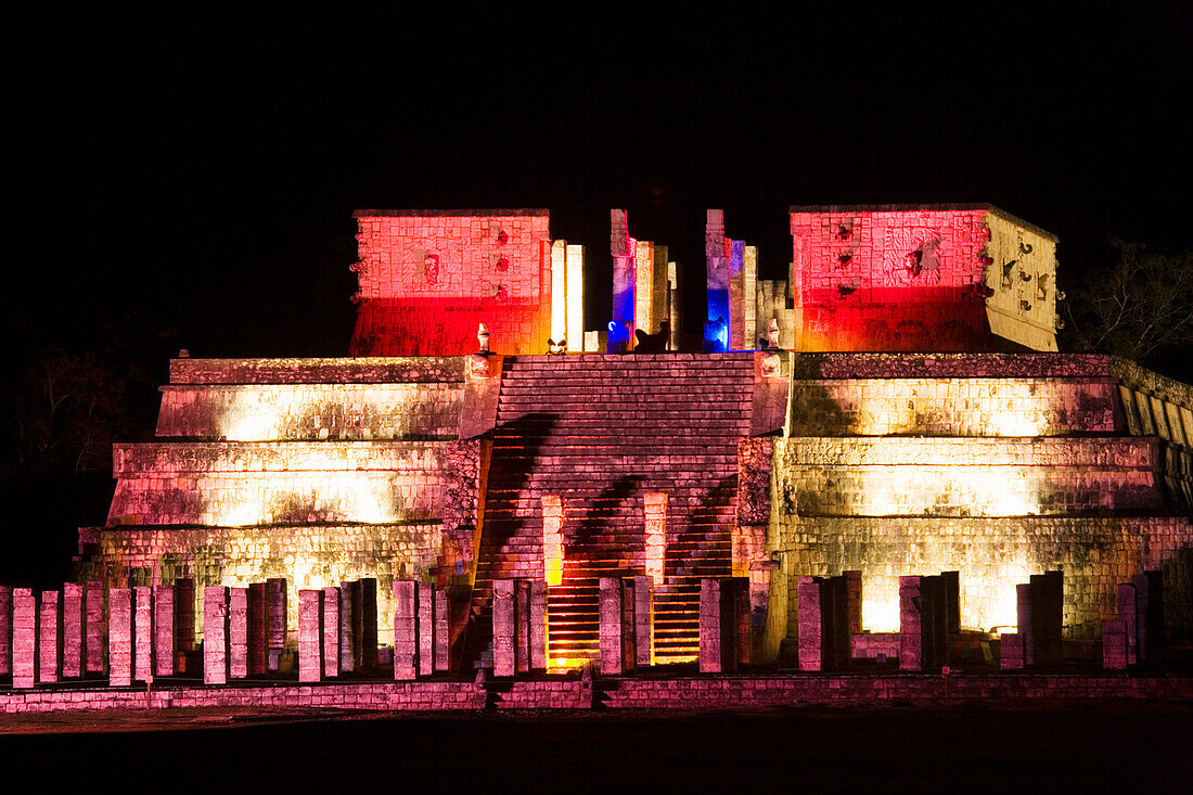 Lichtshow an der Tempelanlage der Maya in Chichen Itza, Kriegertempel, Bundesstaat Yucatan, Halbinsel Yucatan, Mexiko