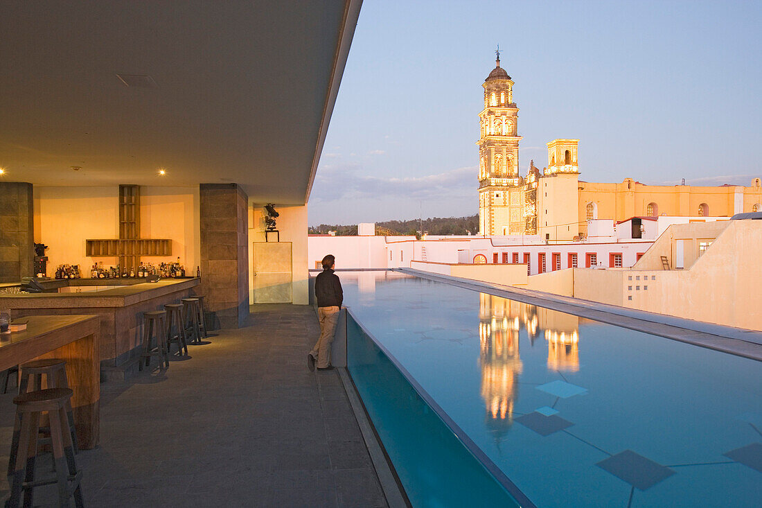 Dachterrasse auf dem Hotel La Purificadora mit dem Blick auf den Convento de San Francisco, Heroica Puebla de Zaragoza, meisst nur Puebla genannt ist die Haupstaat des Bundesstaats Puebla, Mexiko