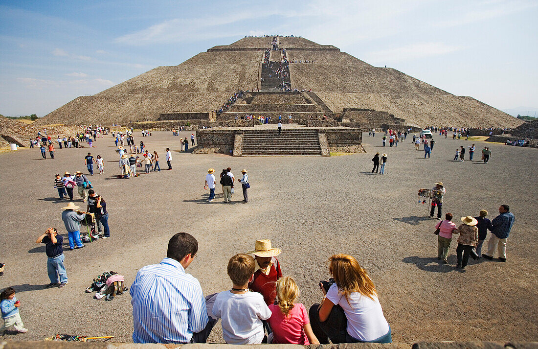 Touristen auf dem Platz vor der Sonnenpyramide von Teotihuacan, Mexico City, Bundesstaat Mexico, Mexiko